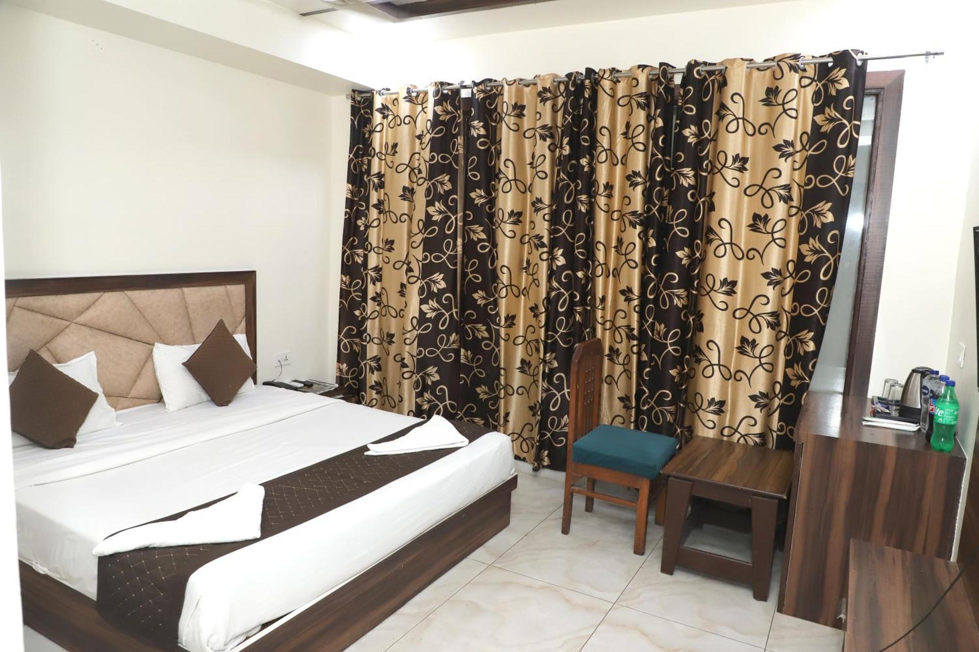 Crown Hotel Agra Near Taj Mahal Exterior photo